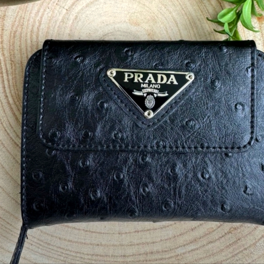 Prada wallet like new very good condition